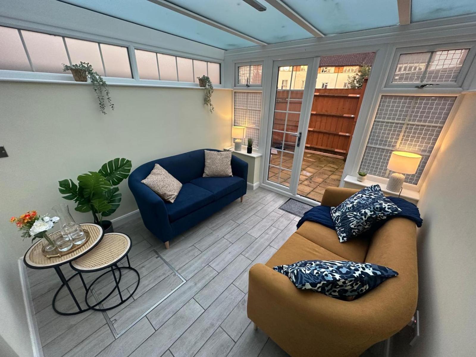 Rooms In Stylish House Milton Keynes Exterior photo